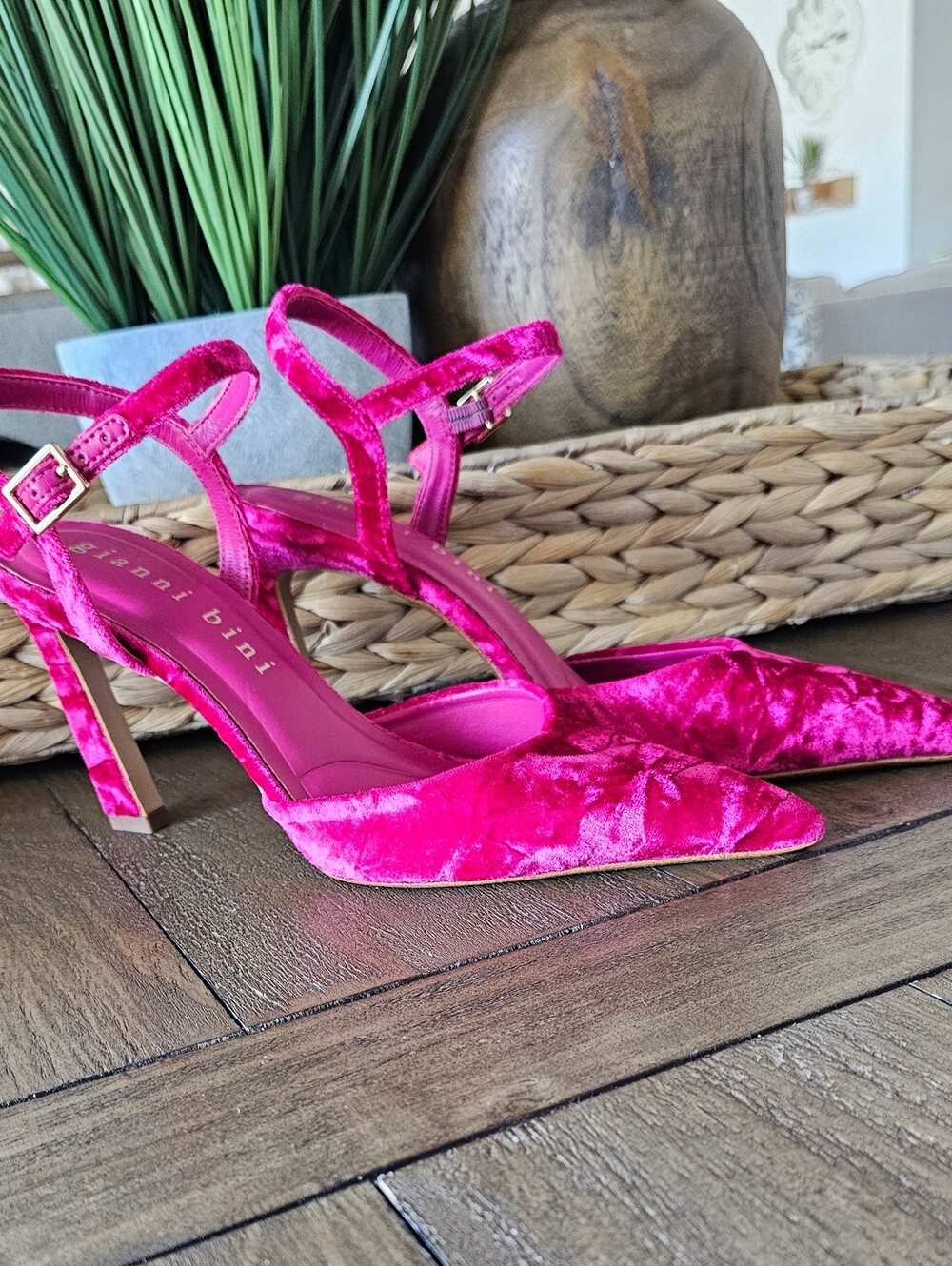 Gianni Bini Hot Pink Velvet Pointed Slingback Heels Shoes Women's Size 8.5 - Picture 2 of 7